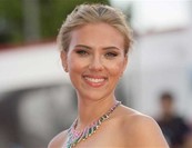 Scarlett Johansson kitörne a skatulyából