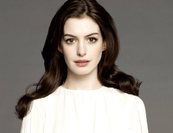 Így romantikázik a tengerparton Anne Hathaway 