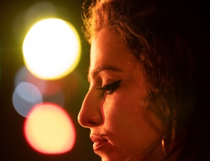 Morgolódnak a rajongók az Amy Winehouse-film miatt 