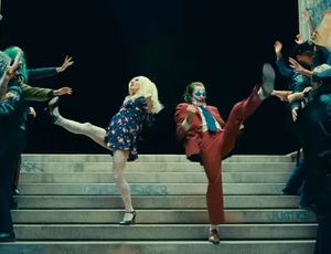 Joaquin Phoenix és Lady Gaga együtt táncol és énekel az őrületben