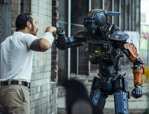 Chappie aranyos, de ráférne egy olajozás