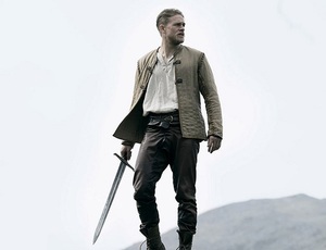 Charlie Hunnam a legkirályabb király!