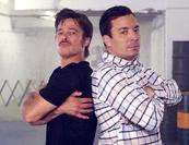 Nézd meg Brad Pitt és Jimmy Fallon breakdances beszélgetését! (videó)