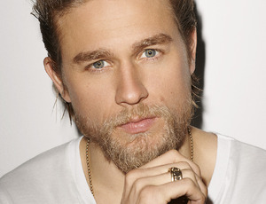 Charlie Hunnam kiszállt A szürke ötven árnyalatából