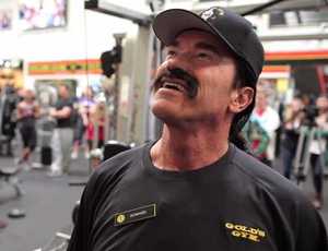 Schwarzenegger személyi edzőnek állt! 