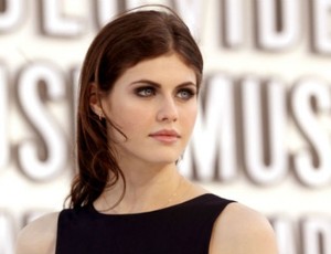 Dwayne Johnson megmenti Alexandra Daddario-t