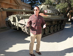 Schwarzenegger egy tankkal pusztít