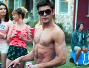 Zac Efron újra a szomszédban meztelenkedik 