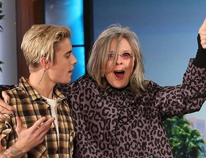 Diane Keaton teljesen odavan Justin Bieber-ért Diane Keaton teljesen odavan Justin Bieber-ért