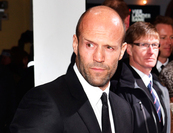 Jason Statham egy brutális őshüllő ellen küzd 