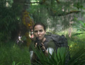 Natalie Portman aligátorral barátkozik 