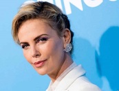 Charlize Theron marihuánás sütizett az anyukájával