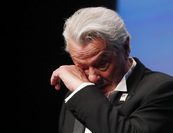 Alain Delon elsírta magát Cannes-ban! (videó)