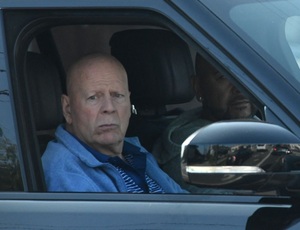 Bruce Willis családjától külön házban él biztonsága érdekében