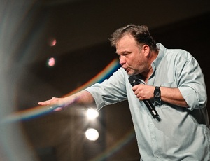 Így vágták át a népszerű humoristát Így vágták át a népszerű humoristát